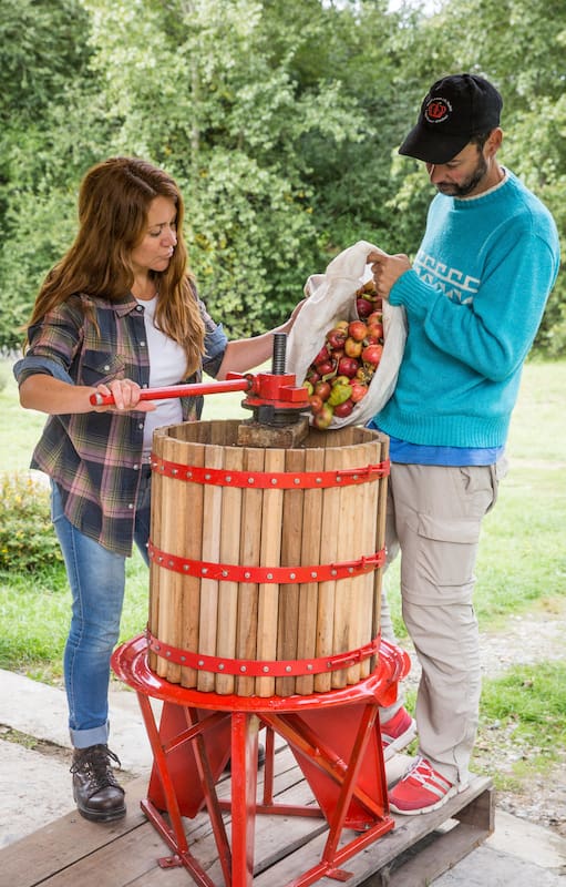 Elaboración de la sidra Jaque a la reina, en la comarca andina.