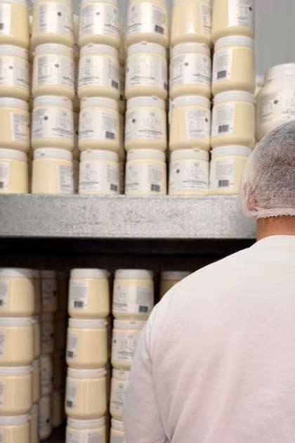 Elaboración de yogur y dulces en el tambo de la familia Prato en Cazón, partido de Saladillo