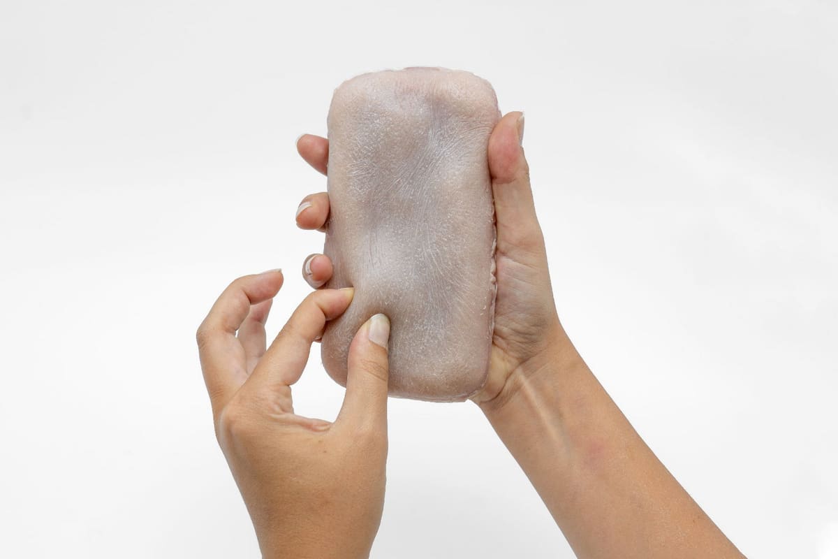 Elaborada por un film de silicona, electrodos y sensores, la funda con piel artificial reacciona ante el tacto y gestos para activar las funciones de un teléfono móvil