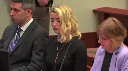 Elaine Bredehoft junto a Amber Heard mientras escuchaban el veredicto del juzgado, el miércoles 2 de junio de 2022