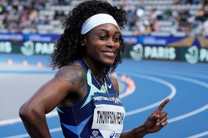 Elaine Thompson-Herah, de Jamaica, reacciona después de ganar los 100 metros femeninos durante el encuentro de atletismo de la Meeting de Paris