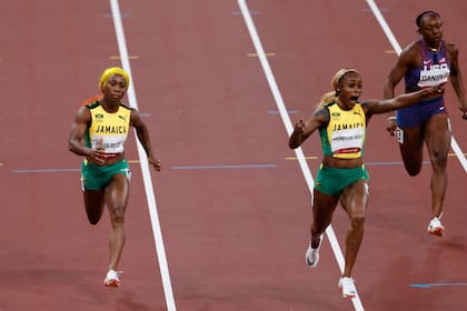 Elaine Thompson-Herah del equipo Jamaica celebra despues de ganar la medalla de oro en la final femenina de 100 metros