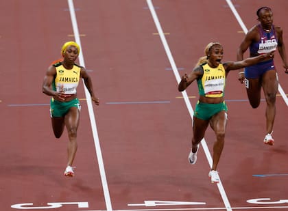 Elaine Thompson-Herah del equipo Jamaica celebra despues de ganar la medalla de oro en la final femenina de 100 metros