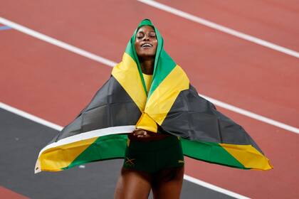 Elaine Thompson, de Jamaica, celebra después de ganar la medalla de oro en la final femenina de 100 metros.