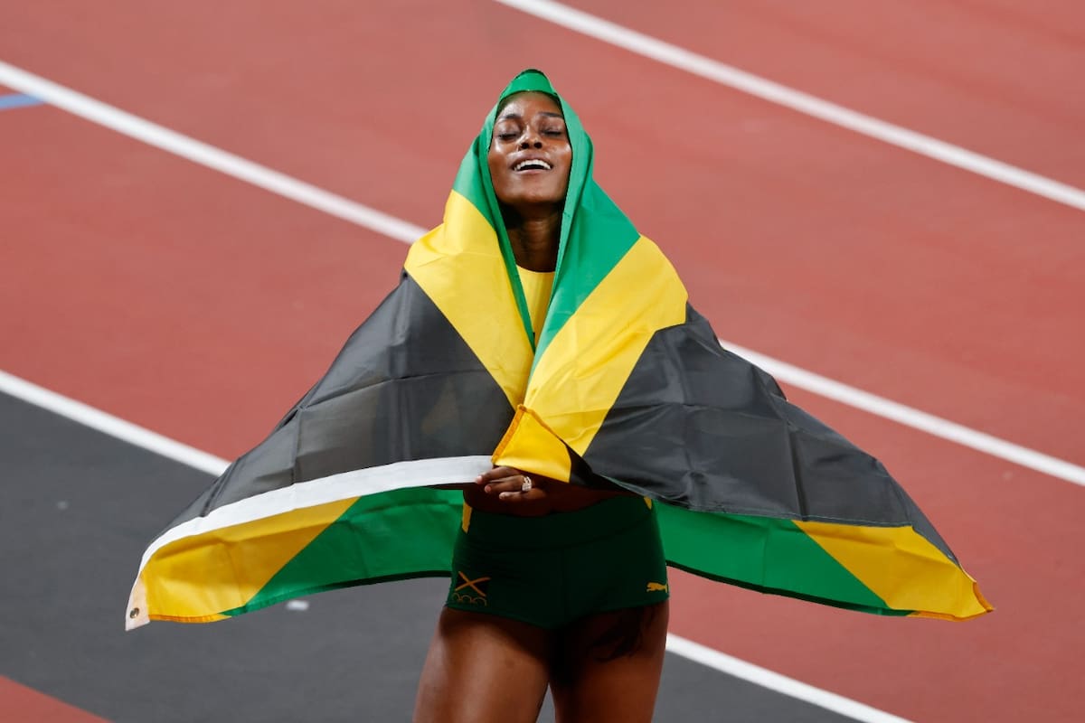 Elaine Thompson-Herah del equipo Jamaica celebra despues de ganar la medalla de oro en la final femenina de 100 metros
