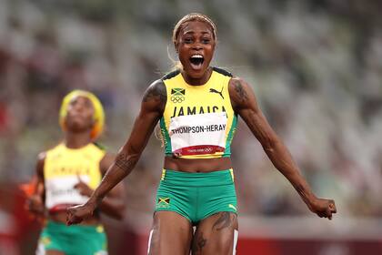 Elaine Thompson-Herah del equipo Jamaica celebra después de ganar la medalla de oro en la final femenina de 100 metros