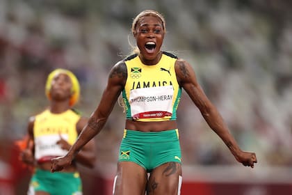 Elaine Thompson-Herah del equipo Jamaica celebra después de ganar la medalla de oro en la final femenina de 100 metros