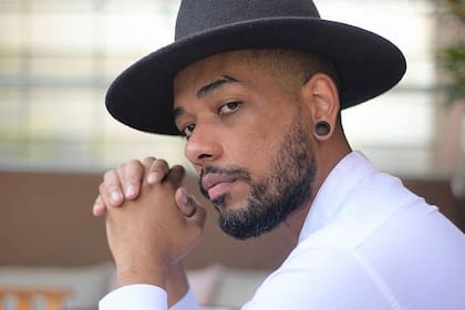 Elan Concepción, es un barista venezolano que interviene artísticamente cafés