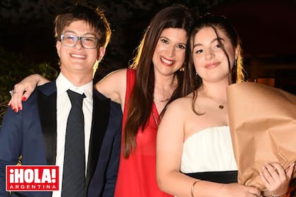 Elba abraza fuerte a sus hijos, Valentino y Allegra Mazzeo, fruto de un primer matrimonio del que enviudó cuando ellos eran muy chicos.