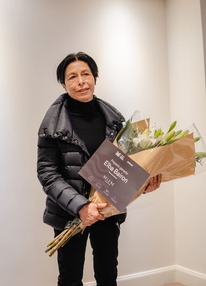 Elba Bairon al recibir el premio