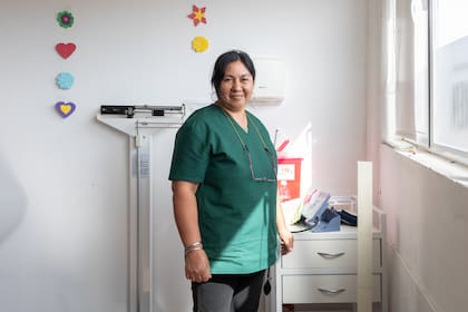Elba Caitruz, agente sanitaria y promotora de salud en el territorio en uno de los consultorios del Centro de Salud Intercultural Raguin Kien