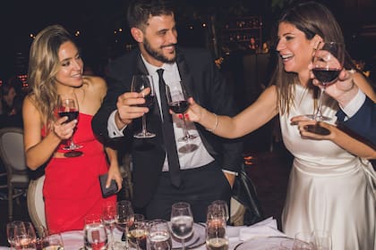 Elba junto a los periodistas Diego Leuco y Sofía Martínez, entonces novios.