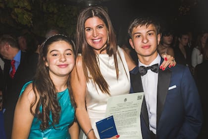 Elba junto a sus hijos Allegra (12) y Valentino (14). "Jorge se lleva bárbaro con mis hijos. Son muy compinches", contó.