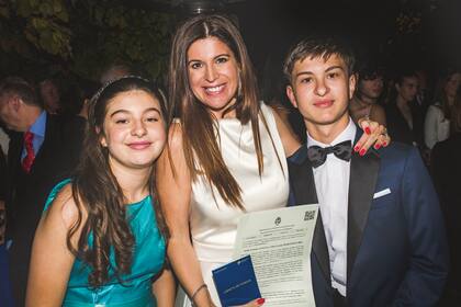 Elba junto a sus hijos Allegra y Valentino. "Jorge se lleva bárbaro con mis hijos. Son muy compinches", contó.