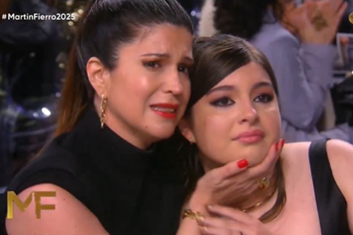 Elba Marcovecchio, muy emocionada junto a su hija Allegra, tras el homenaje a Jorge Lanata