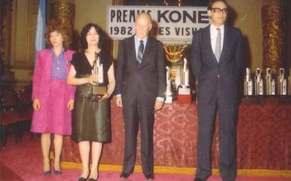 Elba Pérez a la izquierda, como jurado de los premios Konex