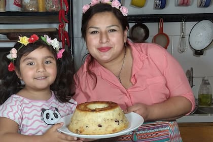 Elba Rodriguez con su hija Agustina, que la ayuda con algunas recetas que comparte en las redes sociales