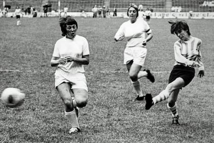 Elba Selva metió cuatro goles en el debut del seleccionado argentino femenino ante Inglaterra, jornada que hoy se celebra con el Día de la Futbolista Argentina
