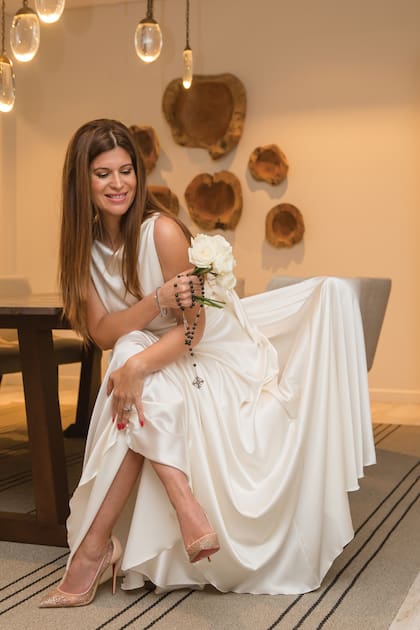 Elba usó zapatos Louboutin y llevó un bouquet de rosas blancas y un rosario de San Jorge, regalo del novio.