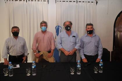 Elbio Laucirica (Coninagro), Nicolás Pino (SRA), Jorge Chemes (CRA) y Carlos Achetoni (FAA) anteayer en la Sociedad Rural de Santa Fe