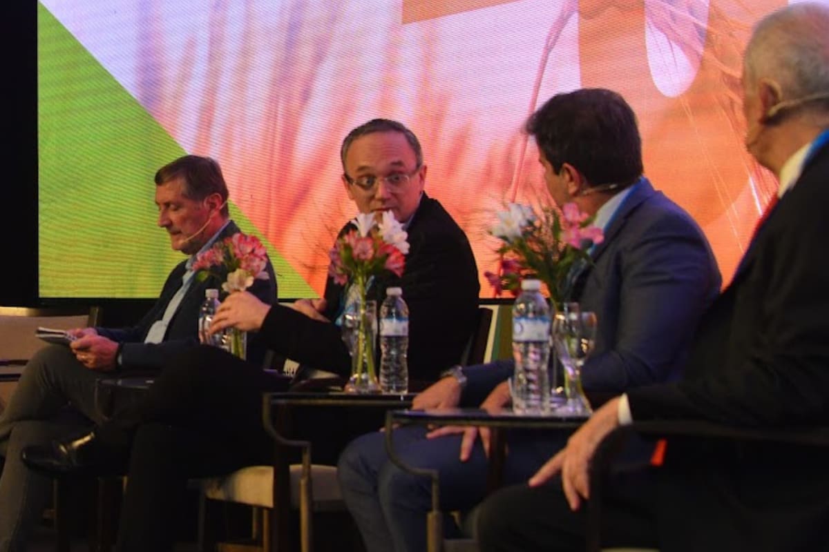 Elbio Laucirica, presidente de Coninagro y en representación de la Mesa de Enlace; Gustavo Idígoras, presidente de Ciara-CEC; Diego Cifarrelli, presidente de FAIM; y Marcos Hermansson del Centro de Corredores