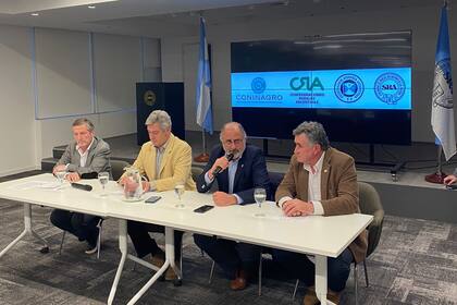 Elbio Laucirica, vicepresidente de Coninagro; Nicolás Pino, presidente de la Sociedad Rural Argentina (SRA); Jorge Chemes, presidente de Confederaciones Rurales Argentinas (CRA) y Carlos Achetoni, presidente de Federación Agraria Argentina (FAA) en el anuncio de la protesta del campo