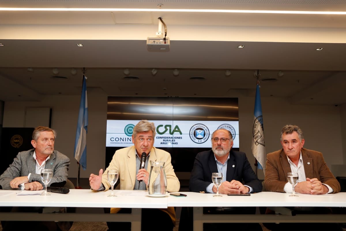 Elbio Laucirica, vicepresidente de Coninagro; Nicolás Pino, presidente de la Sociedad Rural Argentina (SRA); Jorge Chemes, presidente de Confederaciones Rurales Argentinas (CRA) y Carlos Achetoni, presidente de Federación Agraria Argentina (FAA) en el anuncio de la protesta del campo