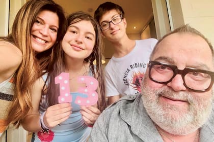 Elbita –como la llaman sus más cercanos– quedó viuda en 2012, a los 35 años. De ese matrimonio habían nacido sus dos hijos, Valentino, que tiene 15 años, y Allegra, de 13. En la foto se los ve junto a Lanata.