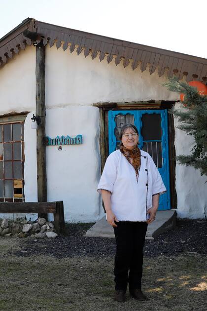 Elcira Colombo frente a su restaurante, que se ha vuelto un lugar de culto en la zona