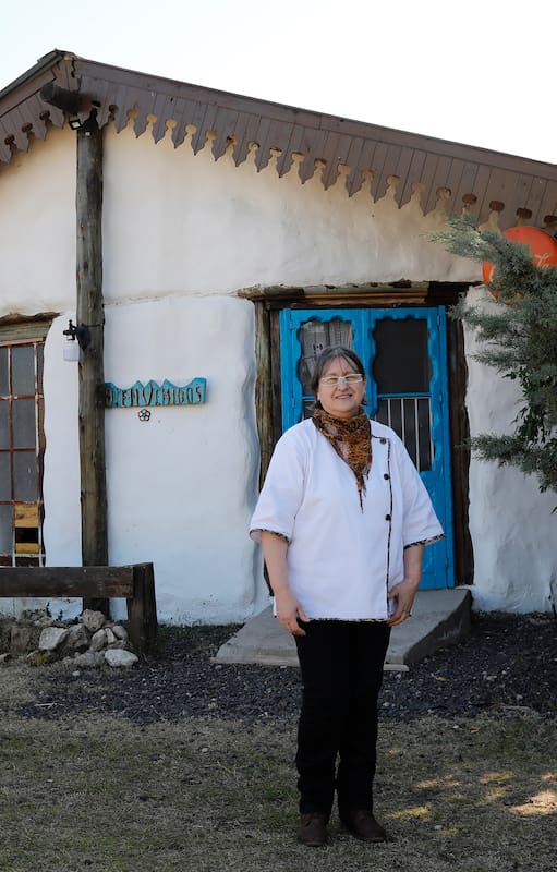 Elcira Colombo frente a su restaurante, que se ha vuelto un lugar de culto en la zona