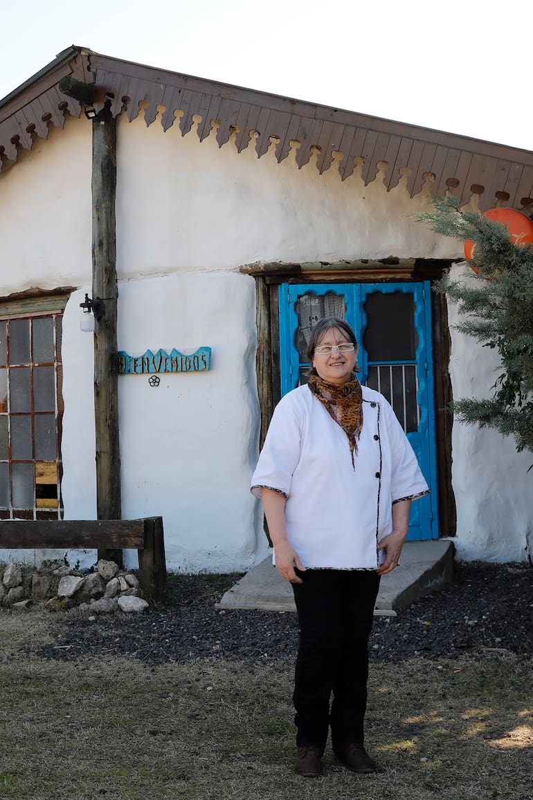 Elcira Colombo frente a su restaurante, que se ha vuelto un lugar de culto en la zona