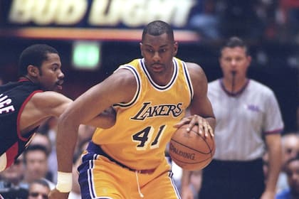 Elden Campbell, con Los Angeles Lakers, murió a los 57 años. Mandatory Credit: Jed Jacobsohn /Allsport