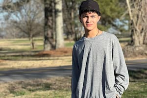 Por qué un hondureño de 18 años sigue detenido por el ICE mientras espera la green card