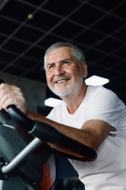 Según la Dra. Hintze, pasada la barrera de los 60 años hay que centrarse en dos tipos de ejercicio físico: de fuerza y aeróbico