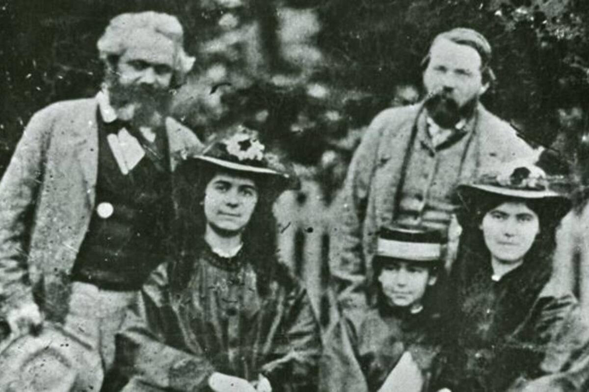 Eleanor, en el medio, junto a sus hermanas Jenny (izquierda) y Laura. Las acompañan su padre, Karl Marx, y su amigo, Federico Engels
