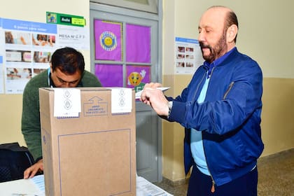 Insfrán acudió a votar sin su DNI y se enfrentó a la fiscal que no permitió que el gobernador vote