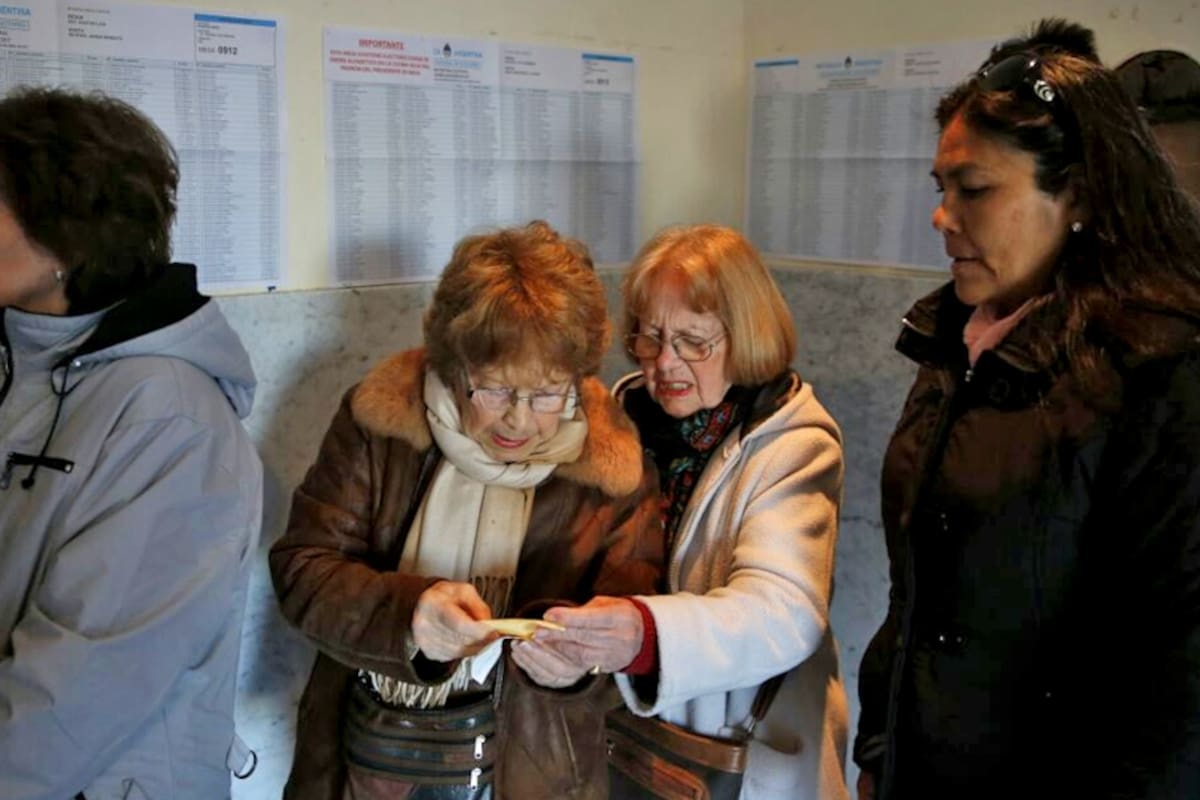 Elecciones 2017 paso 2017 gente votando escuelas boletas padrón Mar del plata escuela Stella Maris