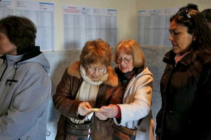 Los votantes pueden revisar el padrón electoral de forma online antes de acudir a las urnas