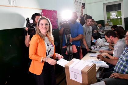 Elecciones 2023
Carolina Píparo. Candidata a obernadora por la Provincia de Buenos Aires, por La Libertad Avanza
Escuela de Educación Primaria N*10 de la PLata.
La PLata:22/10/2023
foto: EVa Cabrera