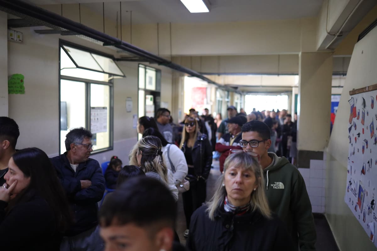 Elecciones CABA 2025. Escuela Delpini en Lugano, frente a la villa 20 empezó dos horas tarde porque estaban sin luz