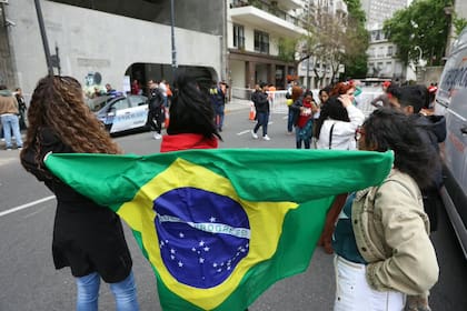Elecciones de Brasil, residentes votan en la embajada de Brasil en Argentina