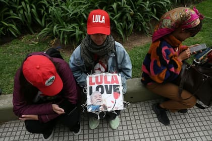 Elecciones de Brasil, residentes votan en la embajada de Brasil en Argentina