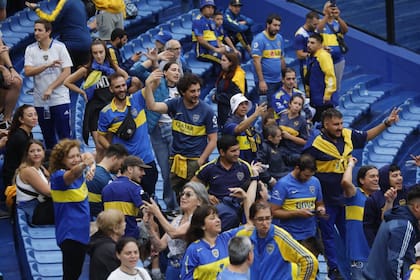 Elecciones en Boca Juniors: los hinchas que salían de las carpas podían quedarse en una de las plateas si así lo querían