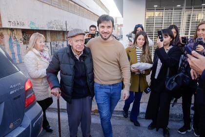 Elecciones en Chubut. El candidato a gobernador de la providencia Ignacio Torres lleva a votar a su abuelo 96 años a la mesa 214 de la escuela 5 de Trelew.