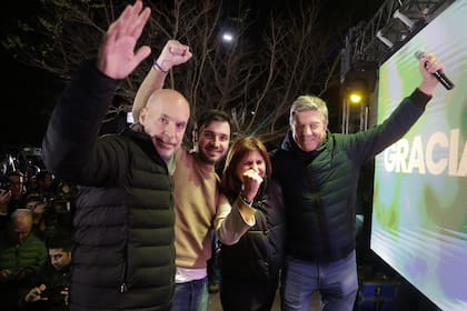 Elecciones en Chubut. Ignacio Torres es el nuevo gobernador electo y anuncia su victoria junto a Horacio Rodríguez Larreta y Patricia Bullrich.