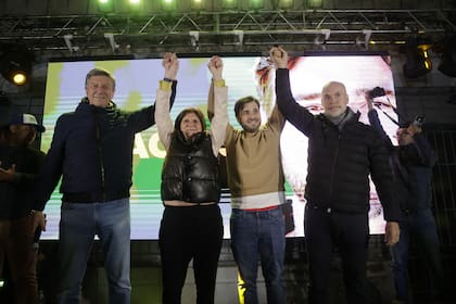 Elecciones en Chubut. Ignacio Torres es el nuevo gobernador electo y anuncia su victoria junto a Horacio Rodríguez Larreta y Patricia Bullrich.