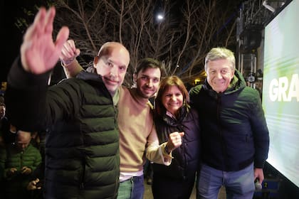 Elecciones en Chubut. Ignacio Torres es el nuevo gobernador electo y anuncia su victoria junto a Horacio Rodríguez Larreta y Patricia Bullrich.