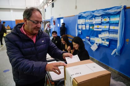 Elecciones en Chubut. Los primeros ciudadanos se acercan a votar en la Escuela 5 de Trelew