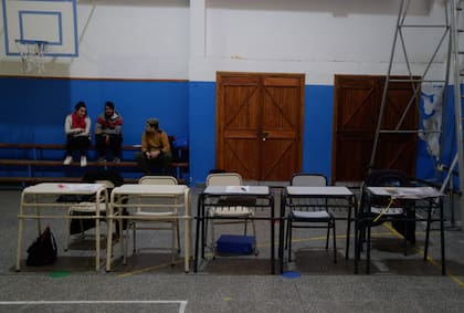 Elecciones en Chubut. Los primeros ciudadanos se acercan a votar en la Escuela 5 de Trelew