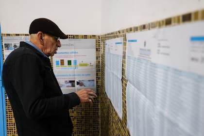 Elecciones en Chubut. Los primeros ciudadanos se acercan a votar en la Escuela 5 de Trelew